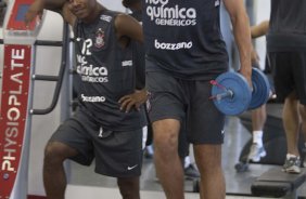 Elias, atras, e Paulo Andr durante o treino do Corinthians realizado esta manh no Parque So Jorge, zona leste da cidade; na proxima 4a. feira, dia 24/02, a noite, o time far o seu primeiro jogo pela Taca Libertadores da Amrica, contra o Racing, do Uruguai, no estdio do Pacaembu