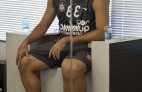 Imagem refletida no espelho do jogador Ronaldo durante o treino do Corinthians realizado esta manh no Parque So Jorge, zona leste da cidade; na proxima 4a. feira, dia 24/02, a noite, o time far o seu primeiro jogo pela Taca Libertadores da Amrica, contra o Racing, do Uruguai, no estdio do Pacaembu
