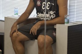 Imagem refletida no espelho do jogador Ronaldo durante o treino do Corinthians realizado esta manh no Parque So Jorge, zona leste da cidade; na proxima 4a. feira, dia 24/02, a noite, o time far o seu primeiro jogo pela Taca Libertadores da Amrica, contra o Racing, do Uruguai, no estdio do Pacaembu