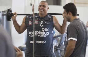 Imagem refletida no espelho do jogador Ronaldo e do fisioterapeuta Bruno Mazziotti durante o treino do Corinthians realizado esta manh no Parque So Jorge, zona leste da cidade; na proxima 4a. feira, dia 24/02, a noite, o time far o seu primeiro jogo pela Taca Libertadores da Amrica, contra o Racing, do Uruguai, no estdio do Pacaembu