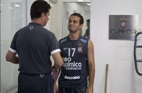 Morais conversa com o preparador fsico Walmir Cruz durante o treino do Corinthians realizado esta manh no Parque So Jorge, zona leste da cidade; na proxima 4a. feira, dia 24/02, a noite, o time far o seu primeiro jogo pela Taca Libertadores da Amrica, contra o Racing, do Uruguai, no estdio do Pacaembu