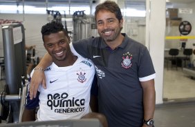O aniversariante do dia Felipe e cumprimentado pelo preparador fsico Marcos Lima durante o treino do Corinthians realizado esta manh no Parque So Jorge, zona leste da cidade; na proxima 4a. feira, dia 24/02, a noite, o time far o seu primeiro jogo pela Taca Libertadores da Amrica, contra o Racing, do Uruguai, no estdio do Pacaembu