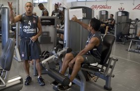 Roberto Carlos e Jorge Henrique durante o treino do Corinthians realizado esta manh no Parque So Jorge, zona leste da cidade; na proxima 4a. feira, dia 24/02, a noite, o time far o seu primeiro jogo pela Taca Libertadores da Amrica, contra o Racing, do Uruguai, no estdio do Pacaembu