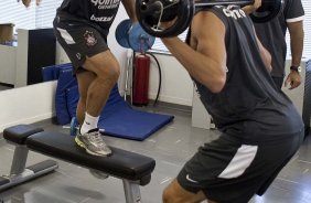 Ronaldo ; o fisioterapeuta Bruno Mazziotti e Paulo Abdre durante o treino do Corinthians realizado esta manh no Parque So Jorge, zona leste da cidade; na proxima 4a. feira, dia 24/02, a noite, o time far o seu primeiro jogo pela Taca Libertadores da Amrica, contra o Racing, do Uruguai, no estdio do Pacaembu