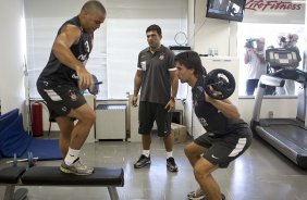 Ronaldo; o fisioterapeuta Bruno Mazziotti e Paulo Andr durante o treino do Corinthians realizado esta manh no Parque So Jorge, zona leste da cidade; na proxima 4a. feira, dia 24/02, a noite, o time far o seu primeiro jogo pela Taca Libertadores da Amrica, contra o Racing, do Uruguai, no estdio do Pacaembu