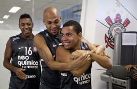 Souza brinca com Dentinho, com Jucilei, atras,durante o treino do Corinthians realizado esta manh no Parque So Jorge, zona leste da cidade; na proxima 4a. feira, dia 24/02, a noite, o time far o seu primeiro jogo pela Taca Libertadores da Amrica, contra o Racing, do Uruguai, no estdio do Pacaembu