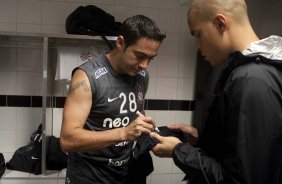 SANTOS/SANTOS X CORINTHIANS/SP - Chico e Julio Cesar nos vestirios antes da partida realizada esta tarde no estdio da Vila Belmiro, em Santos, vlida pela 11 rodada do Campeonato Paulista 2010