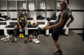 SANTOS/SANTOS X CORINTHIANS/SP - Iarley e Roberto Carlos nos vestirios antes da partida realizada esta tarde no estdio da Vila Belmiro, em Santos, vlida pela 11 rodada do Campeonato Paulista 2010