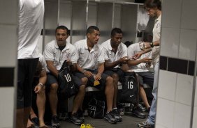 SANTOS/SANTOS X CORINTHIANS/SP - Iarley; Ralf; Jucilei e o fisiologista Daniel Portella nos vestirios antes da partida realizada esta tarde no estdio da Vila Belmiro, em Santos, vlida pela 11 rodada do Campeonato Paulista 2010