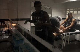 SANTOS/SANTOS X CORINTHIANS/SP - Imagem refletida no espelho de Ralf colocando ataduras nos pes nos vestirios antes da partida realizada esta tarde no estdio da Vila Belmiro, em Santos, vlida pela 11 rodada do Campeonato Paulista 2010