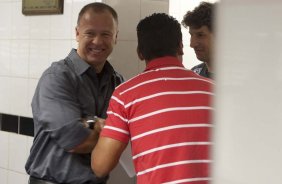 SANTOS/SANTOS X CORINTHIANS/SP - Mano Menezes e Tcheco(d) nos vestirios antes da partida realizada esta tarde no estdio da Vila Belmiro, em Santos, vlida pela 11 rodada do Campeonato Paulista 2010