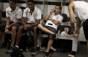SANTOS/SANTOS X CORINTHIANS/SP - Ralf; Jucilei e Matias Defederico nos vestirios antes da partida realizada esta tarde no estdio da Vila Belmiro, em Santos, vlida pela 11 rodada do Campeonato Paulista 2010