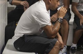 SANTOS/SANTOS X CORINTHIANS/SP - Roberto Carlos, com Mano Menezes e Ronaldo no fundo, nos vestirios antes da partida realizada esta tarde no estdio da Vila Belmiro, em Santos, vlida pela 11 rodada do Campeonato Paulista 2010