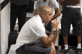 SANTOS/SANTOS X CORINTHIANS/SP - Roberto Carlos nos vestirios antes da partida realizada esta tarde no estdio da Vila Belmiro, em Santos, vlida pela 11 rodada do Campeonato Paulista 2010