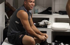 SANTOS/SANTOS X CORINTHIANS/SP - Ronaldo nos vestirios antes da partida realizada esta tarde no estdio da Vila Belmiro, em Santos, vlida pela 11 rodada do Campeonato Paulista 2010