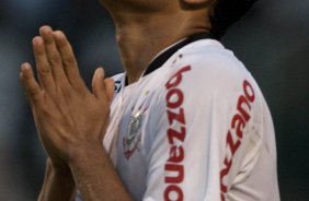 CORINTHIANS/SP X BOTAFOGO/RIBEIRAO PRETO - Dentinho comemora seu gol em um lance da partida realizada esta tarde no estdio do Pacaembu, zona oeste da cidade, vlida pela 12 rodada do Campeonato Paulista 2010