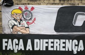 Faixa da torcida durante o treino do Corinthians realizado esta manh no Parque So Jorge, zona leste da cidade; o prximo jogo do time ser dia amanh, 07/03, domingo, contra o So Caetano, na Arena Barueri, em Barueri, pela 13 rodada do Campeonato Paulista 2010