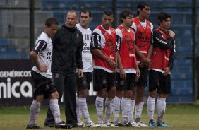 Mano Menezes, de preto na barreira, durante o treino do Corinthians realizado esta manh no Parque So Jorge, zona leste da cidade; o prximo jogo do time ser dia amanh, 07/03, domingo, contra o So Caetano, na Arena Barueri, em Barueri, pela 13 rodada do Campeonato Paulista 2010