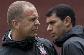 Mano Menezes e seu auxiliar tcnico Fabio Carille durante o treino do Corinthians realizado esta manh no Parque So Jorge, zona leste da cidade; o prximo jogo do time ser dia amanh, 07/03, domingo, contra o So Caetano, na Arena Barueri, em Barueri, pela 13 rodada do Campeonato Paulista 2010