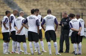 Mano Menezes(c) com o grupo de jogadores durante o treino do Corinthians realizado esta manh no Parque So Jorge, zona leste da cidade; o prximo jogo do time ser dia amanh, 07/03, domingo, contra o So Caetano, na Arena Barueri, em Barueri, pela 13 rodada do Campeonato Paulista 2010