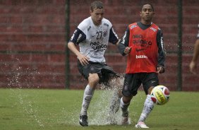 Marcelo Mattos e Jorge Henrique durante o treino do Corinthians realizado esta manh no Parque So Jorge, zona leste da cidade; o prximo jogo do time ser dia amanh, 07/03, domingo, contra o So Caetano, na Arena Barueri, em Barueri, pela 13 rodada do Campeonato Paulista 2010