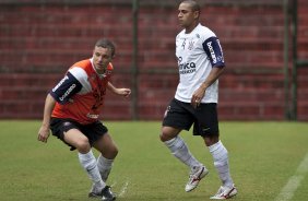 Marcelo Mattos e Roberto Carlos durante o treino do Corinthians realizado esta manh no Parque So Jorge, zona leste da cidade; o prximo jogo do time ser dia amanh, 07/03, domingo, contra o So Caetano, na Arena Barueri, em Barueri, pela 13 rodada do Campeonato Paulista 2010