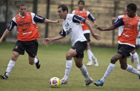 Marcelo Mattos(e) Danilo, que volta ao time, e Moacir durante o treino do Corinthians realizado esta manh no Parque So Jorge, zona leste da cidade; o prximo jogo do time ser dia amanh, 07/03, domingo, contra o So Caetano, na Arena Barueri, em Barueri, pela 13 rodada do Campeonato Paulista 2010