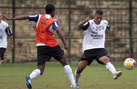 Moacir e Ralf durante o treino do Corinthians realizado esta manh no Parque So Jorge, zona leste da cidade; o prximo jogo do time ser dia amanh, 07/03, domingo, contra o So Caetano, na Arena Barueri, em Barueri, pela 13 rodada do Campeonato Paulista 2010