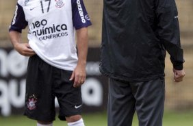 Morais ouve as instrucoes do tcnico Mano Menezes durante o treino do Corinthians realizado esta manh no Parque So Jorge, zona leste da cidade; o prximo jogo do time ser dia amanh, 07/03, domingo, contra o So Caetano, na Arena Barueri, em Barueri, pela 13 rodada do Campeonato Paulista 2010