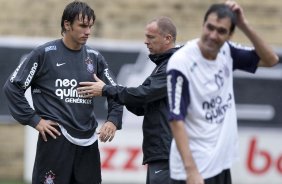 Paulo Andr(e) e Danilo(d) que voltam ao time amanh, com o tcnico Mano Menezes durante o treino do Corinthians realizado esta manh no Parque So Jorge, zona leste da cidade; o prximo jogo do time ser dia amanh, 07/03, domingo, contra o So Caetano, na Arena Barueri, em Barueri, pela 13 rodada do Campeonato Paulista 2010