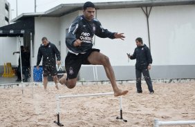 Ronald(e); William e o preparador fsico Marcos Lima durante o treino do Corinthians realizado esta manh no Parque So Jorge, zona leste da cidade; o prximo jogo do time ser dia amanh, 07/03, domingo, contra o So Caetano, na Arena Barueri, em Barueri, pela 13 rodada do Campeonato Paulista 2010