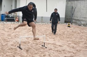 Ronaldo e o preparador fsico Marcos Lima durante o treino do Corinthians realizado esta manh no Parque So Jorge, zona leste da cidade; o prximo jogo do time ser dia amanh, 07/03, domingo, contra o So Caetano, na Arena Barueri, em Barueri, pela 13 rodada do Campeonato Paulista 2010