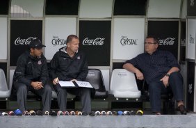 Sidnei Lobo(e) Mano Menezes e o diretor de futebol Mario Gobbi durante o treino do Corinthians realizado esta manh no Parque So Jorge, zona leste da cidade; o prximo jogo do time ser dia amanh, 07/03, domingo, contra o So Caetano, na Arena Barueri, em Barueri, pela 13 rodada do Campeonato Paulista 2010