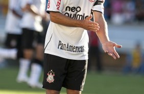 SAO CAETANO/SAO CAETANO X CORINTHIANS/SP - Alessandro reclama do juiz em um lance da partida realizada esta tarde no estdio da Arena de Barueri, em Barueri, grande So Paulo, vlida pela 13 rodada do Campeonato Paulista 2010