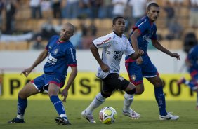 SAO CAETANO/SAO CAETANO X CORINTHIANS/SP - Anderson Marques e Jorge Henrique em um lance da partida realizada esta tarde no estdio da Arena de Barueri, em Barueri, grande So Paulo, vlida pela 13 rodada do Campeonato Paulista 2010