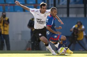 SAO CAETANO/SAO CAETANO X CORINTHIANS/SP - Danilo e Adriano em um lance da partida realizada esta tarde no estdio da Arena de Barueri, em Barueri, grande So Paulo, vlida pela 13 rodada do Campeonato Paulista 2010