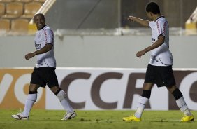 SAO CAETANO/SAO CAETANO X CORINTHIANS/SP - Dentinho comemora seu gol com Roberto Carlos(e) em um lance da partida realizada esta tarde no estdio da Arena de Barueri, em Barueri, grande So Paulo, vlida pela 13 rodada do Campeonato Paulista 2010