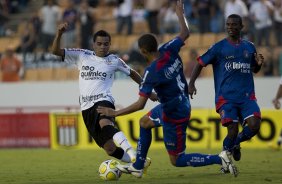 SAO CAETANO/SAO CAETANO X CORINTHIANS/SP - Dentinho e Bruno(d) em um lance da partida realizada esta tarde no estdio da Arena de Barueri, em Barueri, grande So Paulo, vlida pela 13 rodada do Campeonato Paulista 2010