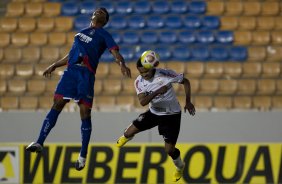 SAO CAETANO/SAO CAETANO X CORINTHIANS/SP - Dentinho faz o gol do Corinthians atras de Artur em um lance da partida realizada esta tarde no estdio da Arena de Barueri, em Barueri, grande So Paulo, vlida pela 13 rodada do Campeonato Paulista 2010