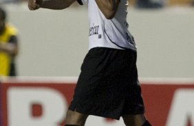 SAO CAETANO/SAO CAETANO X CORINTHIANS/SP - Dentinho comemora seu gol em um lance da partida realizada esta tarde no estdio da Arena de Barueri, em Barueri, grande So Paulo, vlida pela 13 rodada do Campeonato Paulista 2010