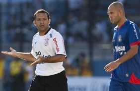 SAO CAETANO/SAO CAETANO X CORINTHIANS/SP - Iarley e Anderson Marques em um lance da partida realizada esta tarde no estdio da Arena de Barueri, em Barueri, grande So Paulo, vlida pela 13 rodada do Campeonato Paulista 2010