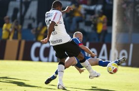 SAO CAETANO/SAO CAETANO X CORINTHIANS/SP - Jucilei chuta contra Anderson Marques em um lance da partida realizada esta tarde no estdio da Arena de Barueri, em Barueri, grande So Paulo, vlida pela 13 rodada do Campeonato Paulista 2010