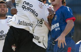 SAO CAETANO/SAO CAETANO X CORINTHIANS/SP - Jucilei e Jairo em um lance da partida realizada esta tarde no estdio da Arena de Barueri, em Barueri, grande So Paulo, vlida pela 13 rodada do Campeonato Paulista 2010