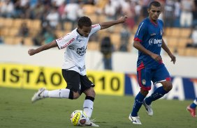SAO CAETANO/SAO CAETANO X CORINTHIANS/SP - Morais e Luciano Mandi em um lance da partida realizada esta tarde no estdio da Arena de Barueri, em Barueri, grande So Paulo, vlida pela 13 rodada do Campeonato Paulista 2010