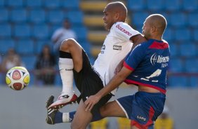 SAO CAETANO/SAO CAETANO X CORINTHIANS/SP - Souza e Anderson Marques em um lance da partida realizada esta tarde no estdio da Arena de Barueri, em Barueri, grande So Paulo, vlida pela 13 rodada do Campeonato Paulista 2010