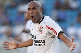 SAO CAETANO/SAO CAETANO X CORINTHIANS/SP - Souza reclama do juiz em um lance da partida realizada esta tarde no estdio da Arena de Barueri, em Barueri, grande So Paulo, vlida pela 13 rodada do Campeonato Paulista 2010