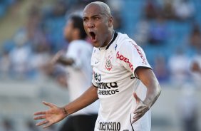 SAO CAETANO/SAO CAETANO X CORINTHIANS/SP - Souza reclama do juiz em um lance da partida realizada esta tarde no estdio da Arena de Barueri, em Barueri, grande So Paulo, vlida pela 13 rodada do Campeonato Paulista 2010