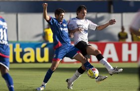 SAO CAETANO/SAO CAETANO X CORINTHIANS/SP - Wanderley e Paulo Andr em um lance da partida realizada esta tarde no estdio da Arena de Barueri, em Barueri, grande So Paulo, vlida pela 13 rodada do Campeonato Paulista 2010