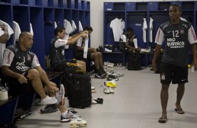 CORINTHIANS/SP X SANTO ANDRE/SP - Ronaldo e Elias nos vestirios antes da partida realizada esta noite no estdio da Arena de Barueri, vlida pela 14 rodada da fase de classificao do Campeonato Paulista 2010
