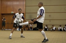 CERRO PORTENHO/PY X CORINTHIANS/BR - Dentinho e Roberto Carlos durante treino realizado esta manh no hotel Sheraton aonde o time esta concentrado, antes da partida desta noite no estdio Defensores del Chaco, em Asuncion, Paraguai, vlida pela 3 rodada da fase de classificao da Copa Libertadores da Amrica 2010